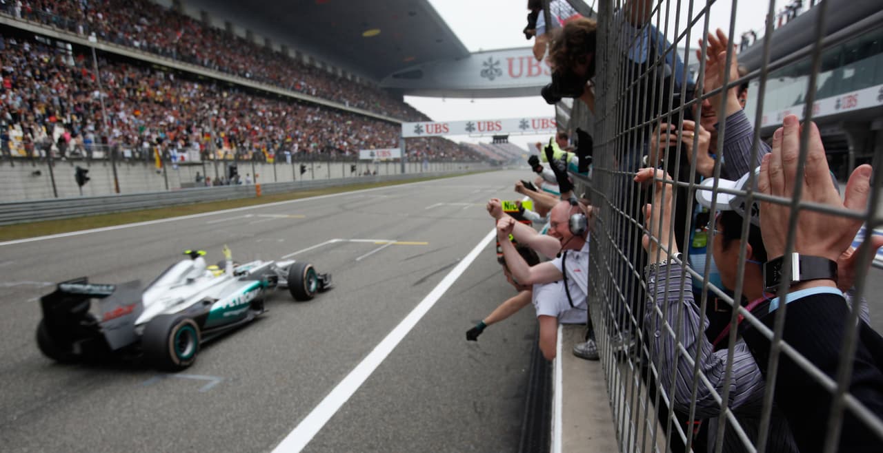 En 2012, a bordo del 
<b>Mercedes W03</b>, y 
<b>tras nada menos que 110 carreras corridas, llegaría el ansiado primer triunfo</b>: fue el 15 de abril en el Gran Premio de 
<b>China</b>. Además, logró allí su 
<b>primera pole-position. </b>