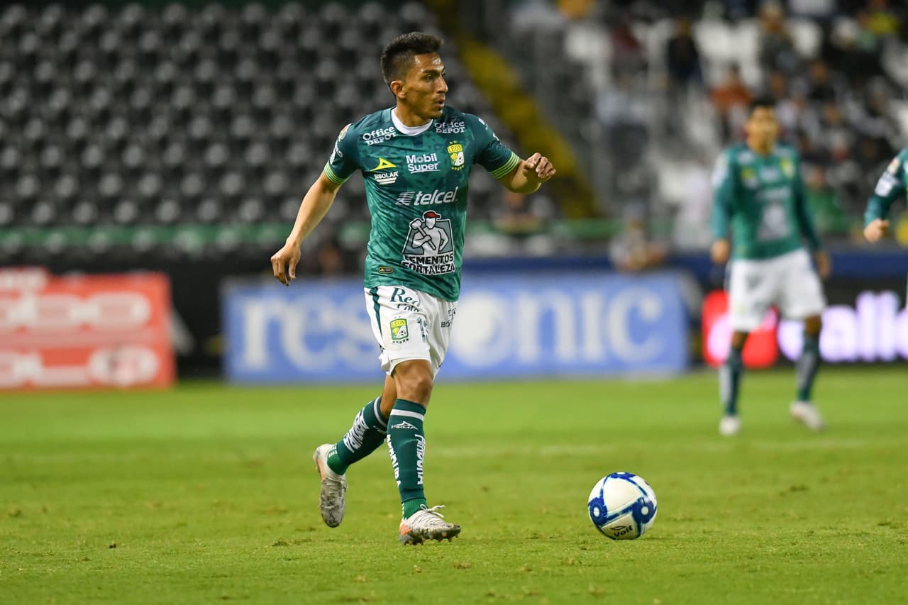 Ángel Mena. Uno de los mediocampistas más regulares del futbol mexicano, además es un jugador de gran calidad.