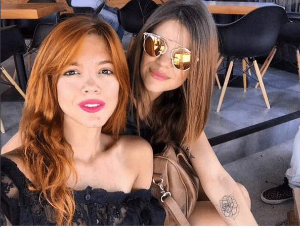 Acá vemos a la guapa de Caro Balvin, junto al posible amor del músico. Y por los mensajes que se dejan en sus redes, se ve que son BFF.