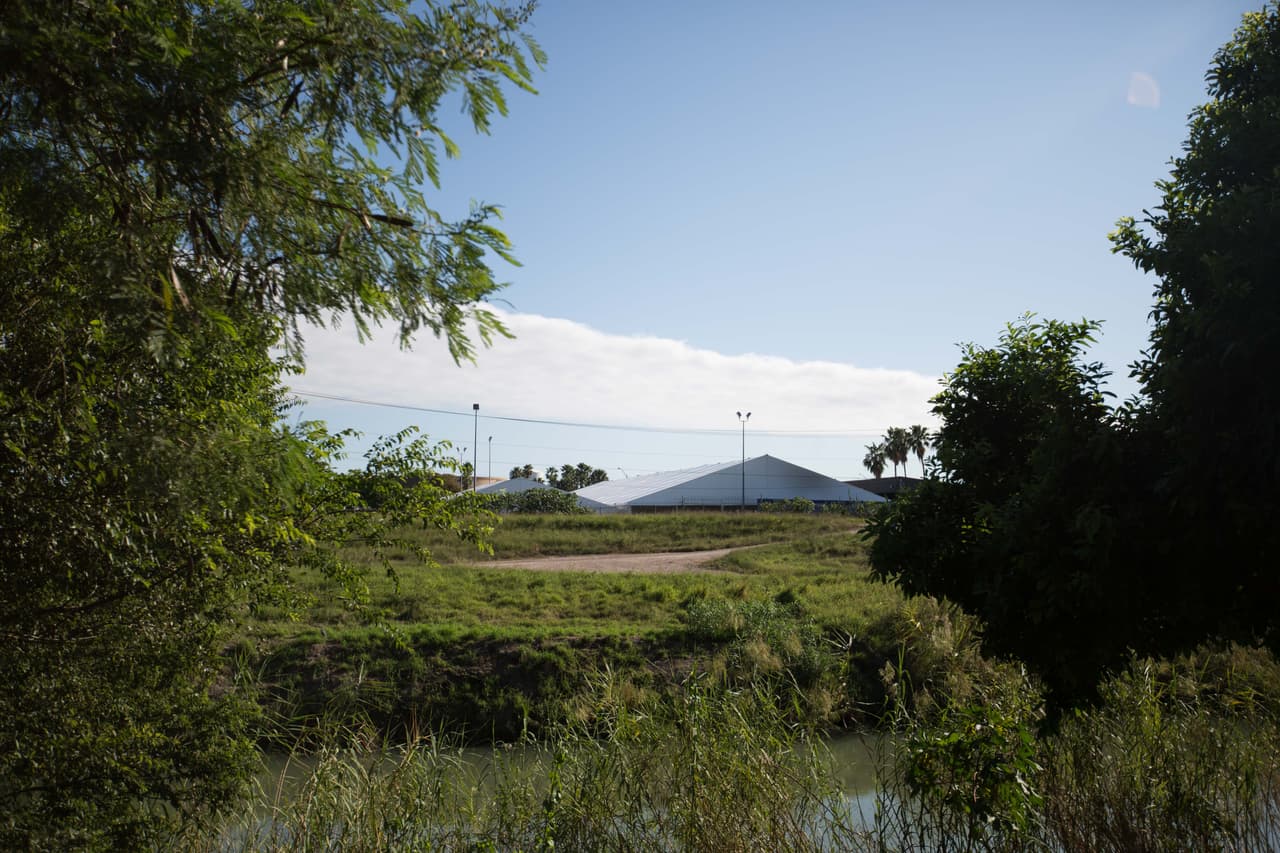 Los solicitantes de asilo enviados a México tienen que presentarse ante los jueces de migración a través de videoconferencia en carpas en la frontera.