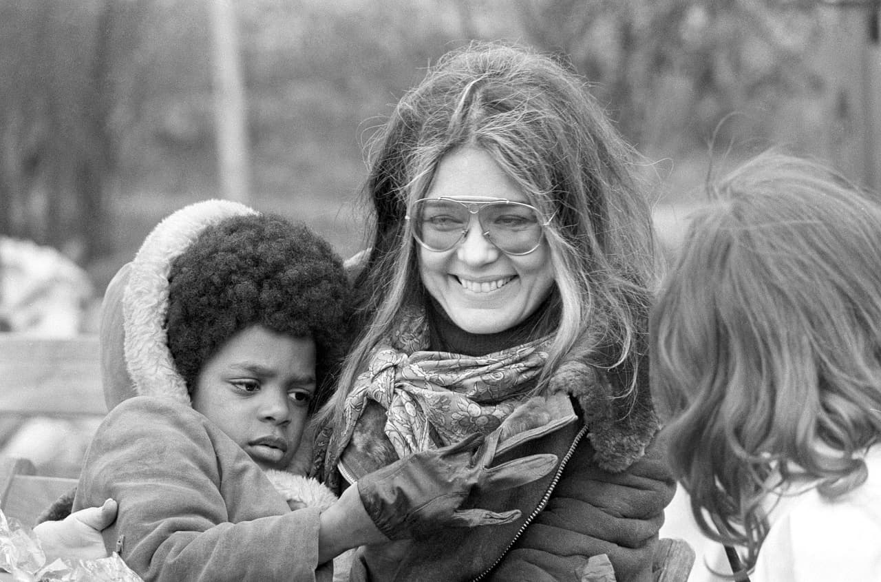 En 1968 apareció una nueva puerta. Ayudó a fundar la revista New York y comenzó a escribir allí como columnista política y autora de artículos de fondo. Ya no se trataba solamente de contar lo que ocurría: también empezaba a ocupar un lugar dentro de las discusiones que lo estaban transformando todo.
<br>