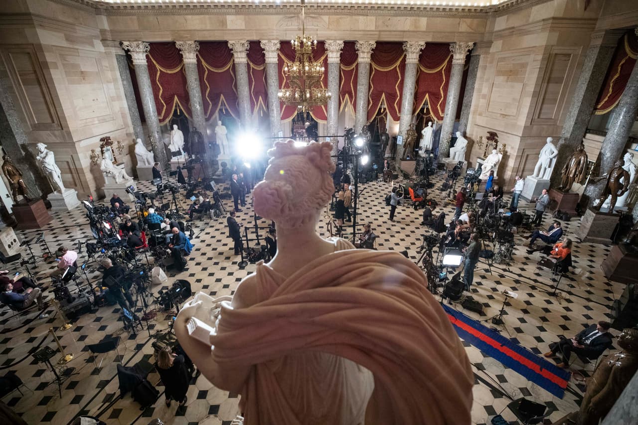 Una vista general del el Salón de las Estatuas del Capitolio, donde se han agrupado algunos de los representantes de los medios que cubrirán el evento.