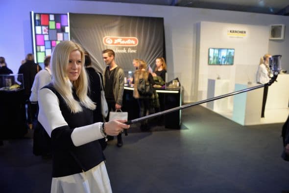 Esta chica se retrata a sí misma en el Mercedes-Benz Fashion Week en Berlín.