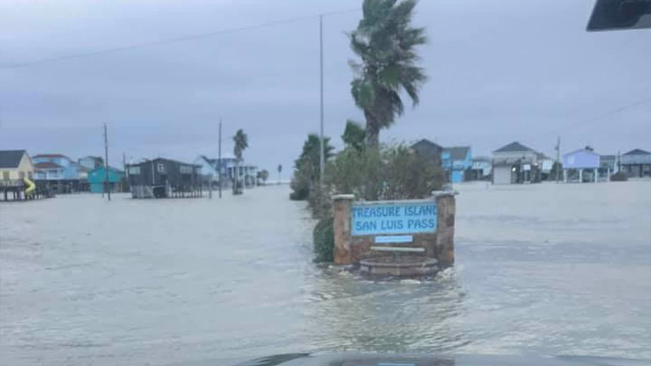 Autoridades del condado Brazoria pidieron a los conductores tener cuidado en caso de viajar por estas áreas.