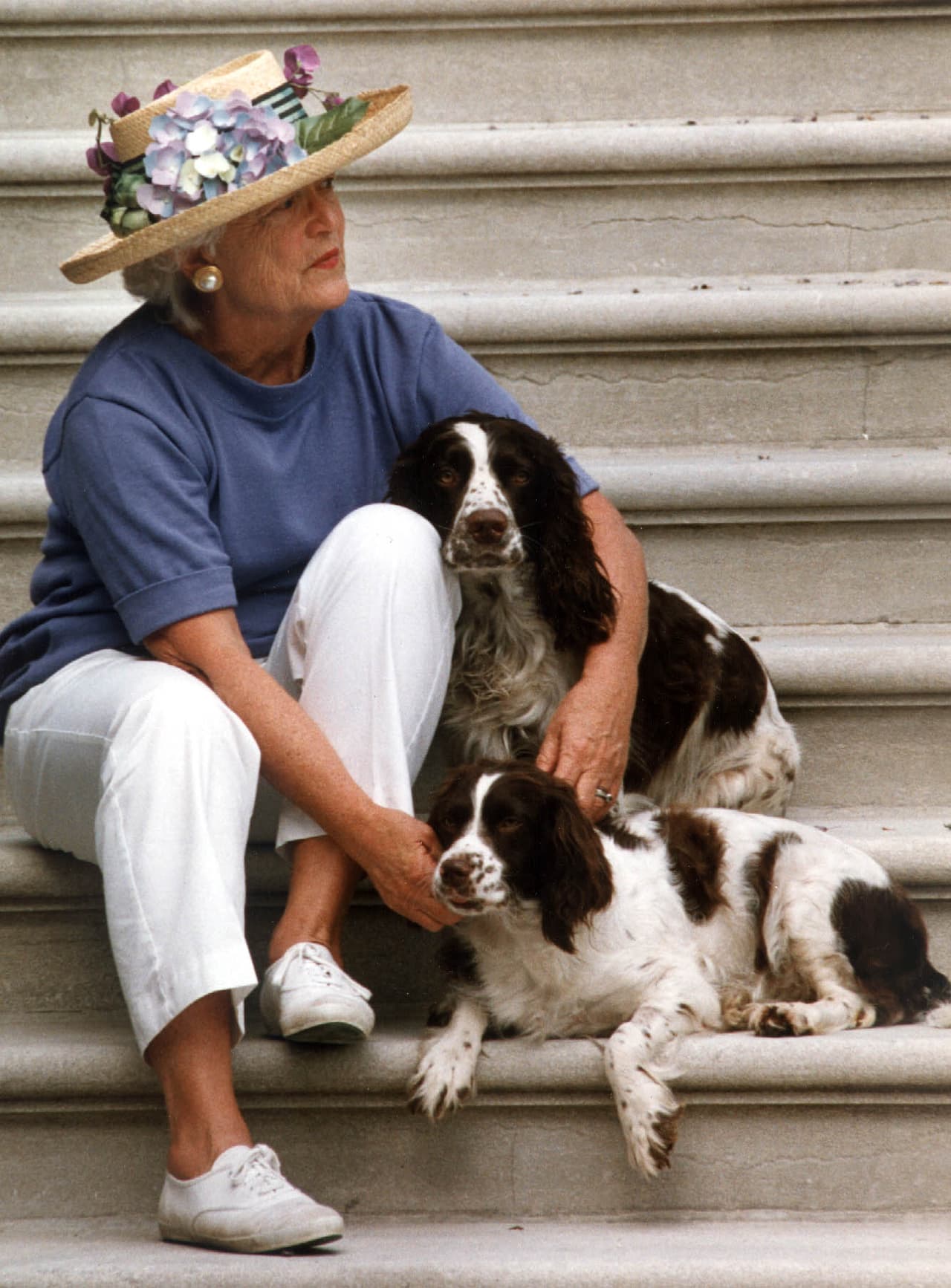 <b>Barbara Bush – 1989-1993 (George H. W. Bush)</b>
<br>Su gran acogida por parte del pueblo estadounidense no tuvo precedentes en la historia de las primeras damas. La pose calmada y amable que mantuvo junto a su esposo en los eventos públicos le ganaron el agrado del público y, gracias a su imagen, fue conocida como 'la abuela de América'. Entre sus convicciones estuvo el impulsar la alfabetización del país y el fomento de la cultura. Es esposa de un presidente de EEUU, y madre de otro (George W. Bush) y de un candidato para las primarias republicanas (Jeb Bush).