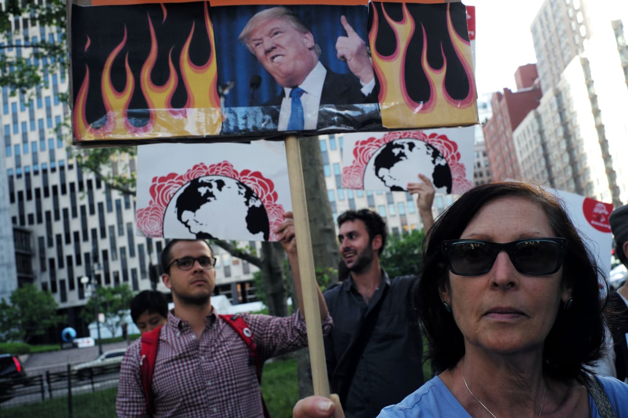 La canciller alemana Angela Merkel lamentó la decisión del presidente estadounidense, mientras la Comisión Europea afirmó que el mundo "puede contar con Europa en la lucha contra el cambio climático". Activistas del medio ambiente protestaron en Nueva York este 1 de junio de 2017.