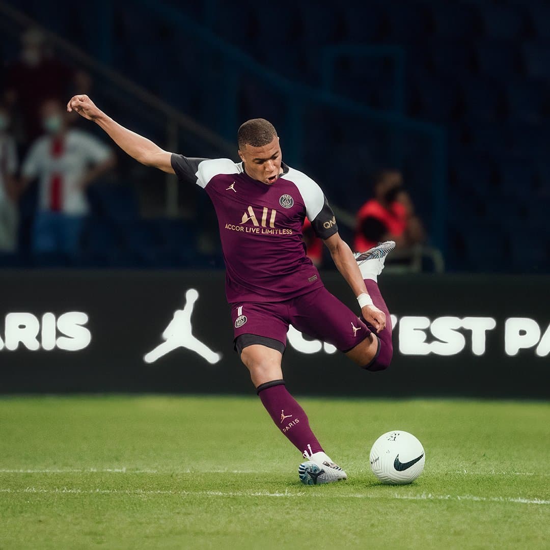 PSG presume equipación con el logo de Michael Jordan