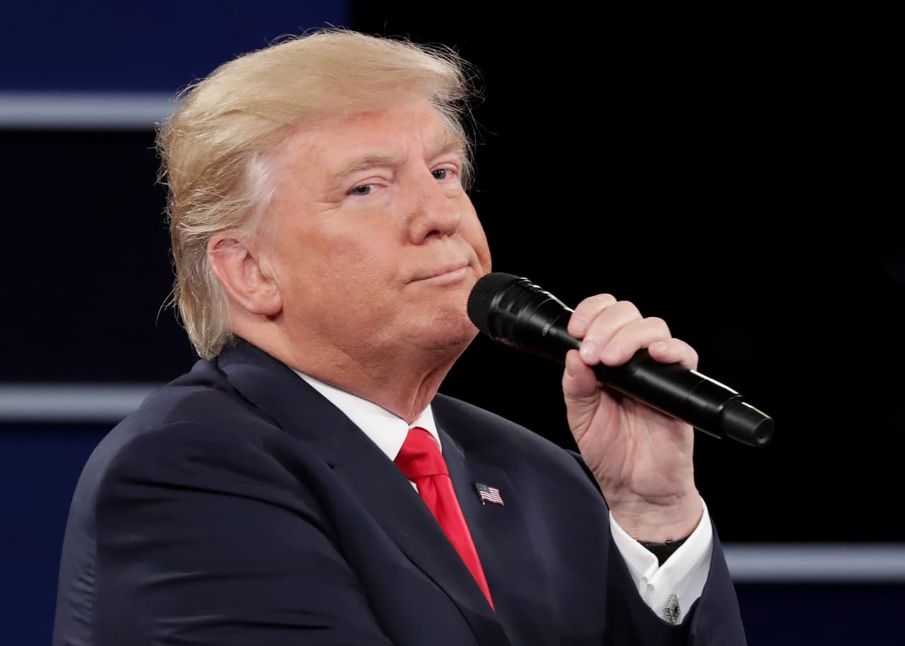 El curioso gesto de Donald Trump antes de contestar una pregunta.