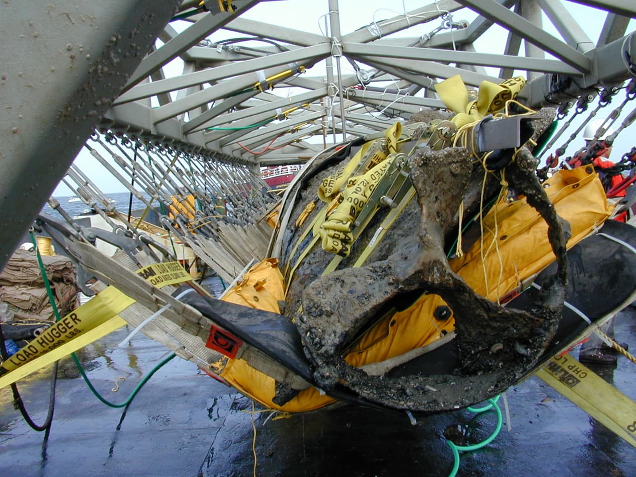 Los trabajos de recuperación del legendario Hunley. El submarino y los objetos hallados en su interior están en proceso de conservación, mientras que 
<b>los arqueólogos utilizan las pistas históricas</b> 
<b>encontradas para reconstruir los momentos finales del Hunley y su tripulación</b>.
<br>