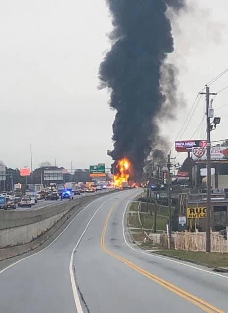 El fuego paralizó la I-85 por unas diez horas y hasta provocó la evacuación temporal de automovilistas.