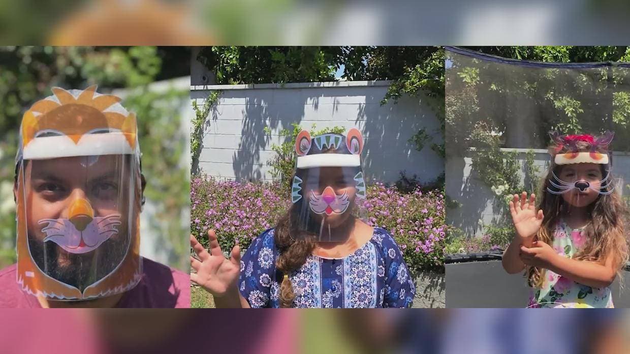 Sus padres le ayudan durante la elaboración de las caretas y con su distribución para que más niños puedan protegerse de manera divertida.