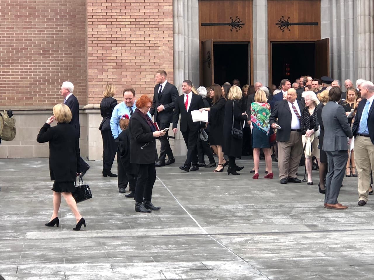 JJ Watts, el jugador del equipo de futbol americano Texans, a la salida de la misa del funeral de George H. W. Bush.