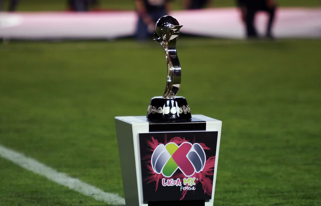 El trofeo que esperaba a la vencedora del Apertura 2018, tercera edición de la Liga MX Femenil, entre Tigres y América.