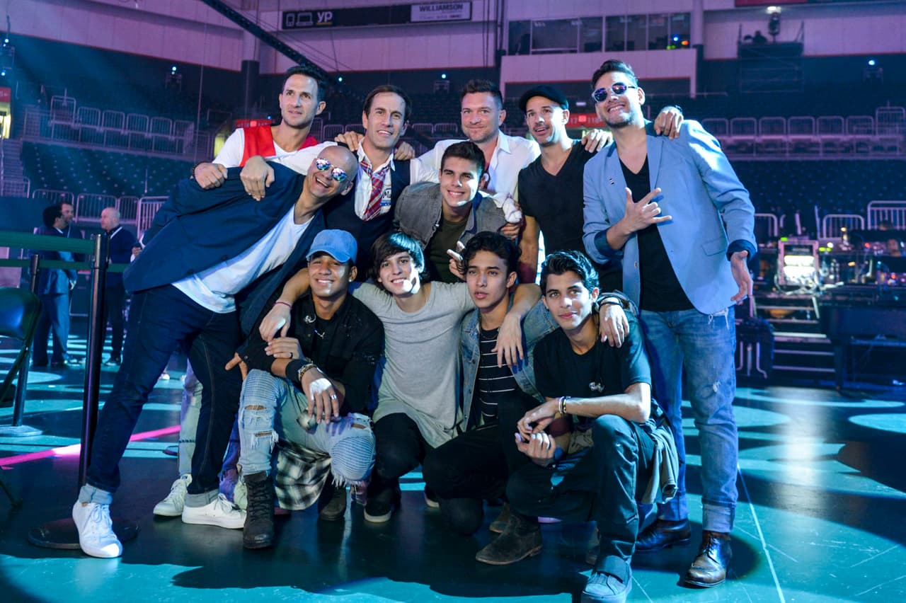 CNCO y Magneto se encontraron en el escenario de Premios Juventud para hacer de este segundo día de ensayos algo memorable.