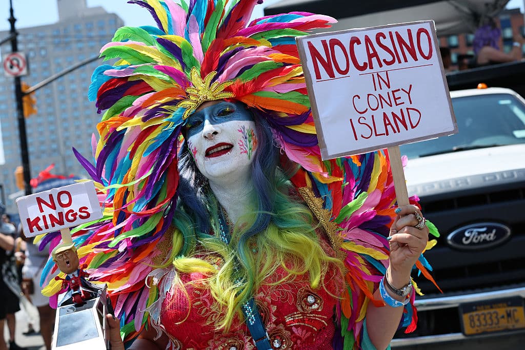 El Desfile de Sirenas de Coney Island rinde tributo a
<b> las celebraciones del Mardi Gras en esa zona de Nueva York, a principios del siglo XX</b>. Este sábado 21 de junio, algunas de las personas que formaron parte de la actividad, presumieron 
<b>mensajes de protesta</b> como parte de sus atuendos. 
<br>
<br>Esta, por ejemplo, dejó claro 
<b>su oposición al establecimiento de <a href="https://www.univision.com/local/nueva-york-wxtv/coney-island-un-plan-que-muchos-eligen-para-pasar-el-fin-de-semana-largo-en-nueva-york-video" target="_blank">un casino en Coney Island</a></b> y también expresó su repudio a las políticas del presidente Donald Trump, con 
<b>un sencillo 'No Kings' (No reyes)</b>.
<br>
<br>Además, colocó un muñeco con la imagen del líder republicano subida sobre 
<b>una versión mini de <a href="https://www.univision.com/local/tampa-wvea/elon-musk-enfrenta-una-crisis-protestas-y-violencia-golpean-a-tesla-fotos" target="_blank">la camioneta Cybertruck</a></b> que produce Tesla, la empresa de 
<b>su multimillonario asesor, Elon Musk</b>.