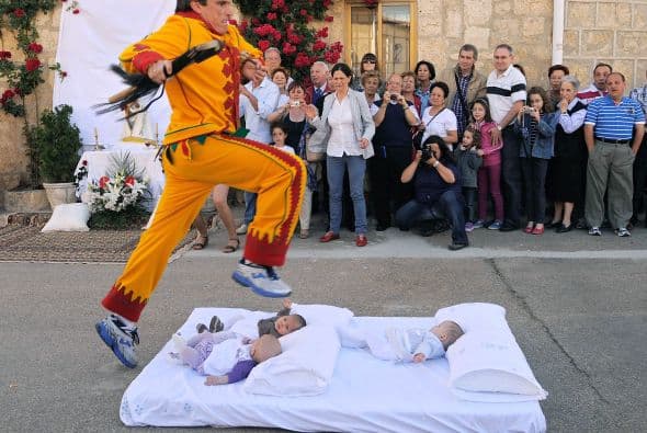 También conocido como el Salto del Colacho simboliza la lucha contra el pecado original con el que nacen los pequeños.
