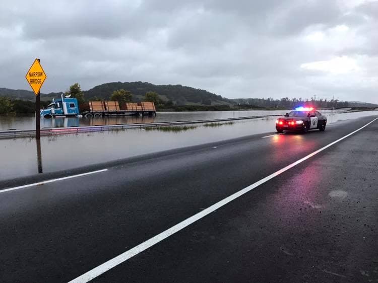 Por segunda vez en menos de dos semanas un tramo de la carretera 37, que conecta los condados de Marín, Napa y Sonoma, tuvo que ser cerrada a la circulación debido a las inundaciones. La Patrulla de Caminos de California (CHP, por sus siglas en inglés), informó que la vía se encuentra totalmente anegada entre la Autopista Interestatal 101 y la avenida Atherton. En los carriles en dirección oeste, el agua alcanzó varios pies de profundidad.