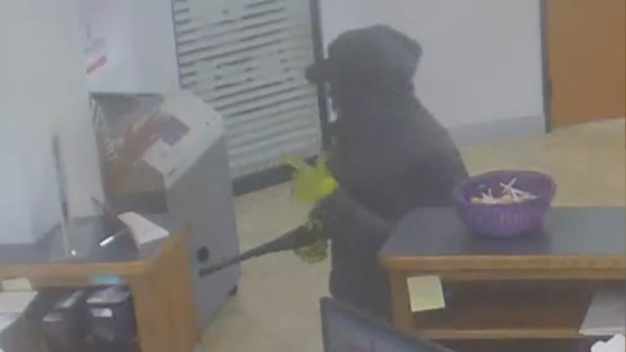 El hombre huyó caminando con dirección desconocida y ahora las autoridades quieren que la comunidad los ayude para identificarlo. Si tiene información llame al: 409-833-8477.