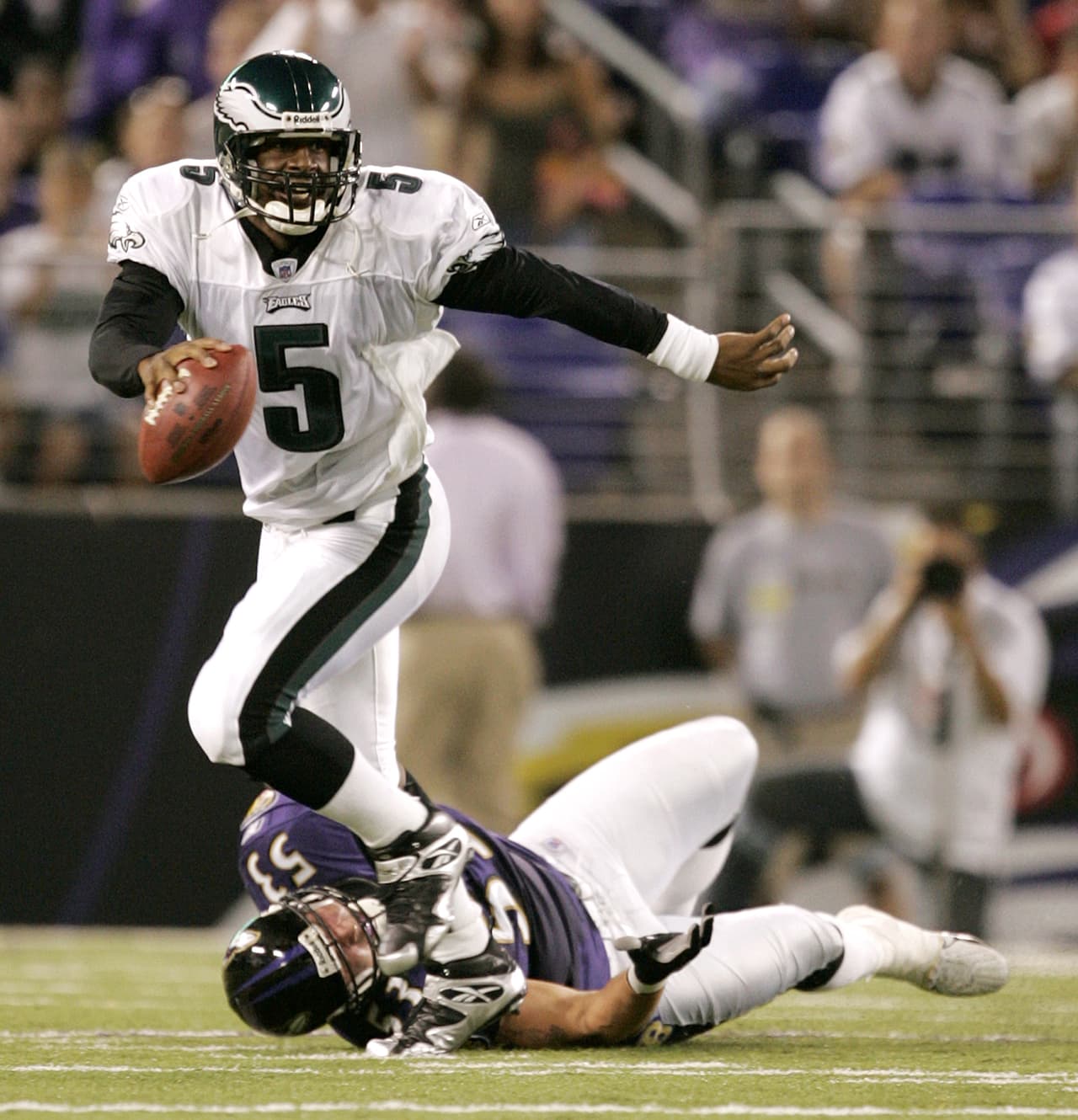 Donovan McNabb sufrió de una hernia y no pudo regresar a los emparrillados hasta noviembre de ese año. McNabb apareció en la portada de Madden 06.