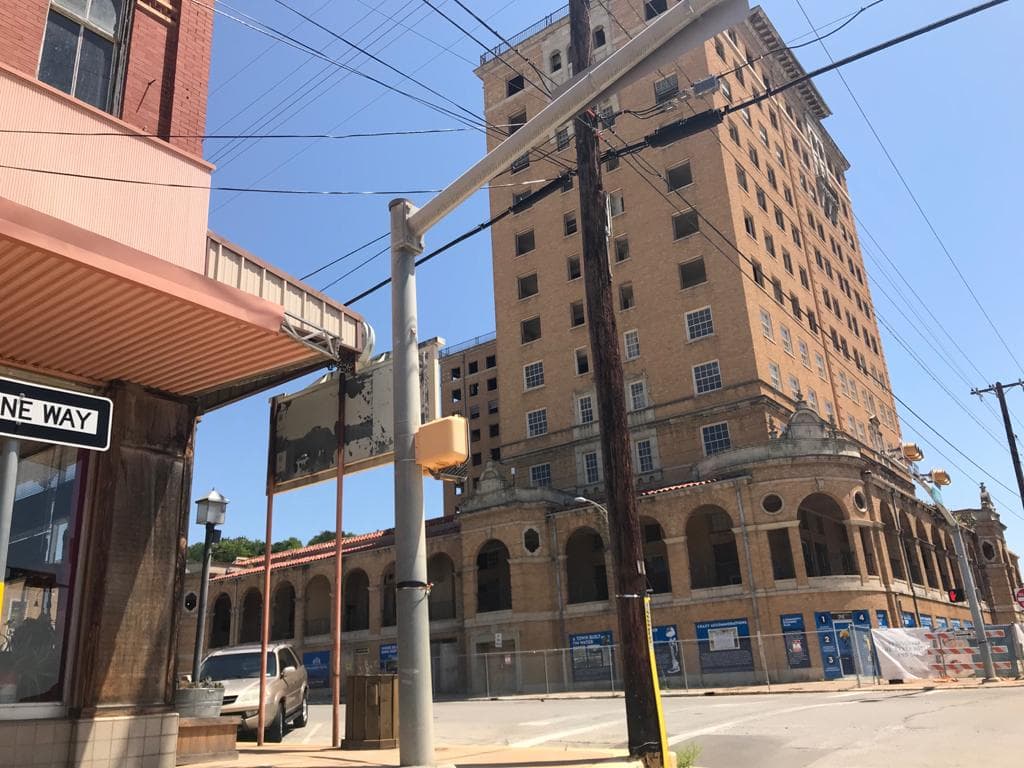 Fue construido en el año de 1929 por el agnate:Theodore Brasher Baker; Tuvo su auge turístico en la década de los 30´s, después durante la Segunda Guerra Mundial, cuando Fort Wolters se convirtió en una de las bases de infantería más grandes en el país, se destapó la actividad comercial y la ciudad junto al hotel adquirieron gran popularidad.