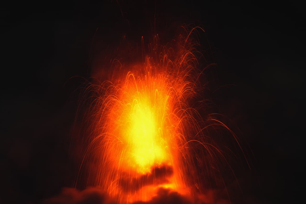 Una erupción del volcán el domingo 3 de junio de 2018 mató a cientos de personas y provocó la desaparición de una comunidad entera. Según autoridades hasta 1,7 millones de personas se vieron afectadas por la erupción.
