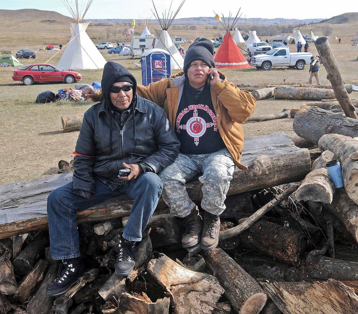 Loren Bagola, 45 (izquierda) y Camille Bagola, 27, acampan en el sitio conocido como Rocas Sagradas (Sacred Stones)