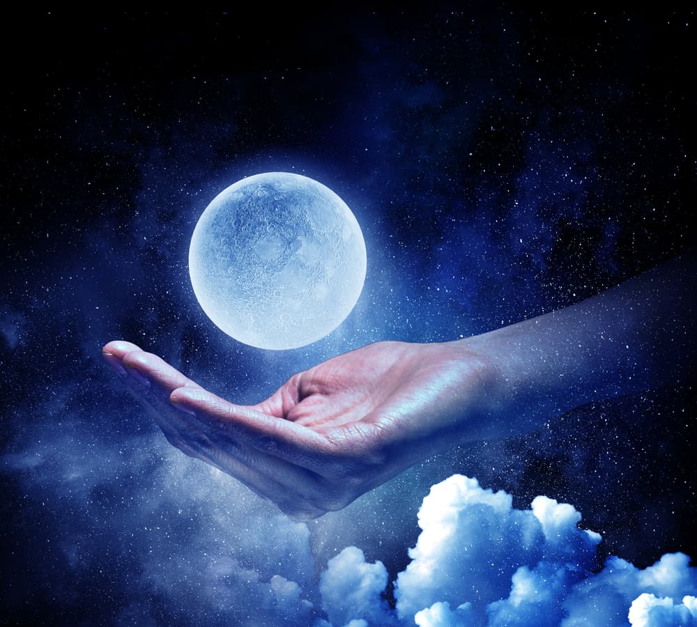 Otro ejemplo, Luna, en Astrología significa el campo emocional y sabemos que sus fases ejercen una acción fuerte en los líquidos y son las causantes de las mareas en nuestro planeta. Conocer su posición y su interacción con otros planetas, según la interpretación astrológica, nos ayuda a canalizar nuestras emociones de una forma adecuada.