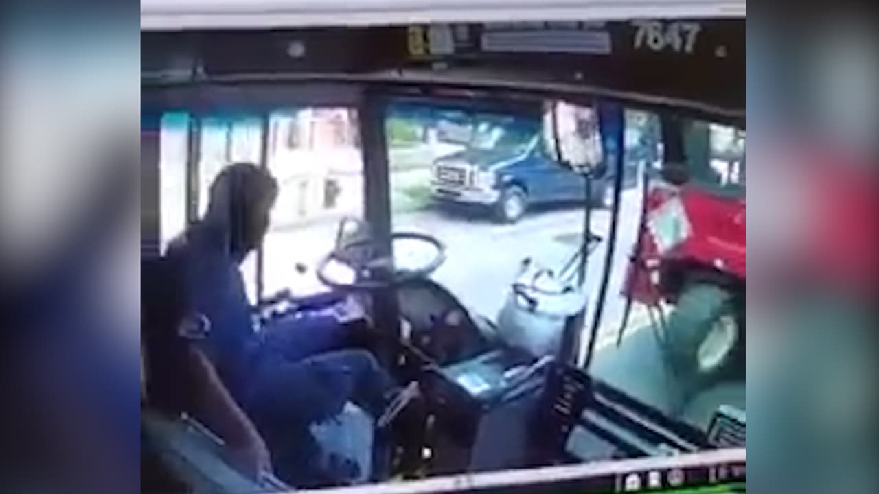 Video "perturbador" muestra cómo un autobús de la MTA se estrella contra un edificio en Brooklyn