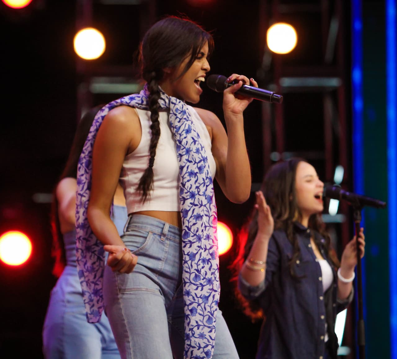 April cantó con mucho entusiasmo.