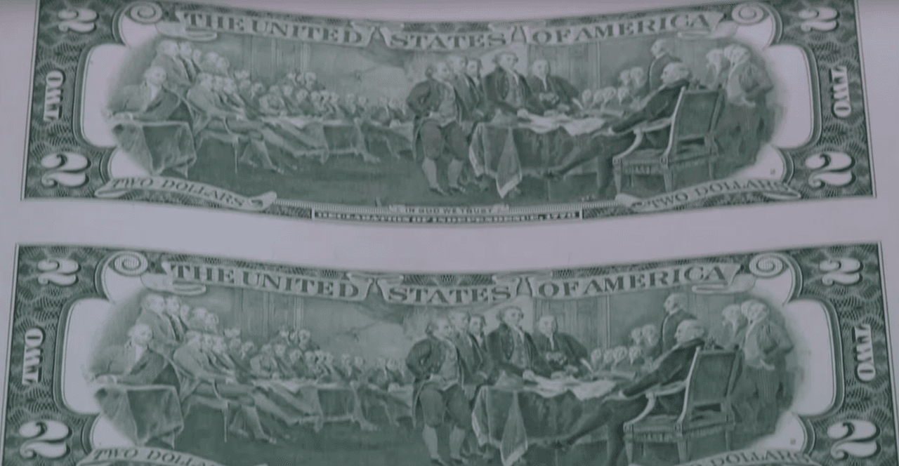 Mientras que en la parte posterior se ve una reproducción inexacta de la obra La Declaración de Independencia elaborada por el asistente de George Washington y el pintor John Trumbull.