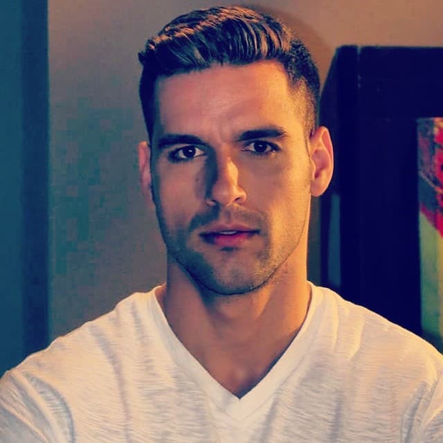 ¿Pero quién no podría caer ante los encantos de este bello instructor?