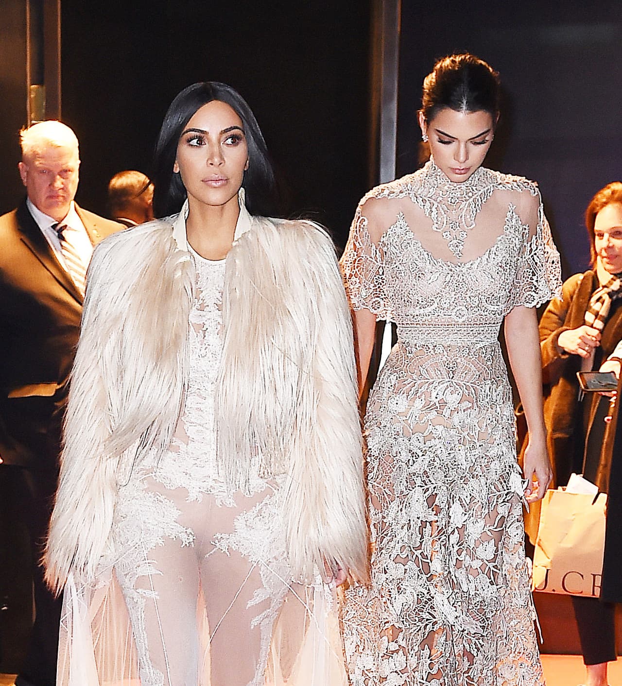 Mientras tanto, así lucieron Kim y Kendall durante su participación en la esperada cinta. ¿Te gustaría verla en cines?