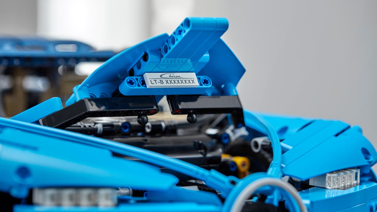 Cada juguete viene con un número de serie exclusivo que puede verse al abrir el cofre.