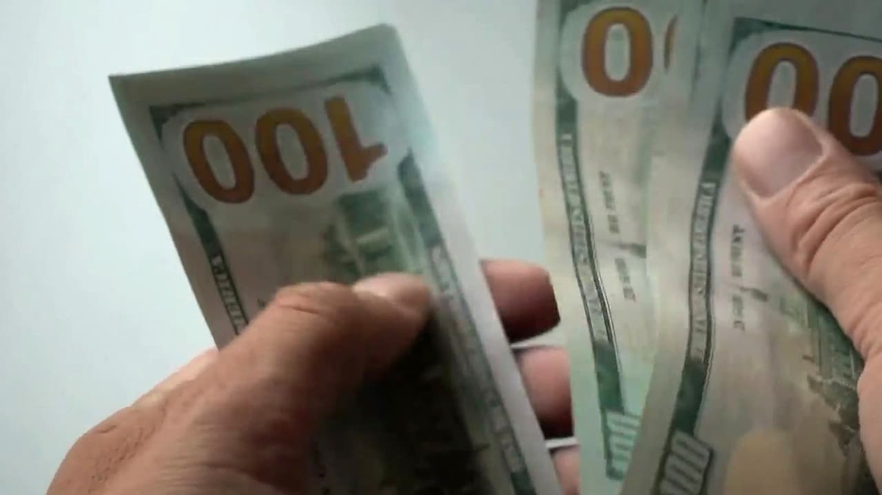 Ahorrar o completar tus gastos: El sacrificio que viven estadounidenses y que puede impactar tu jubilación