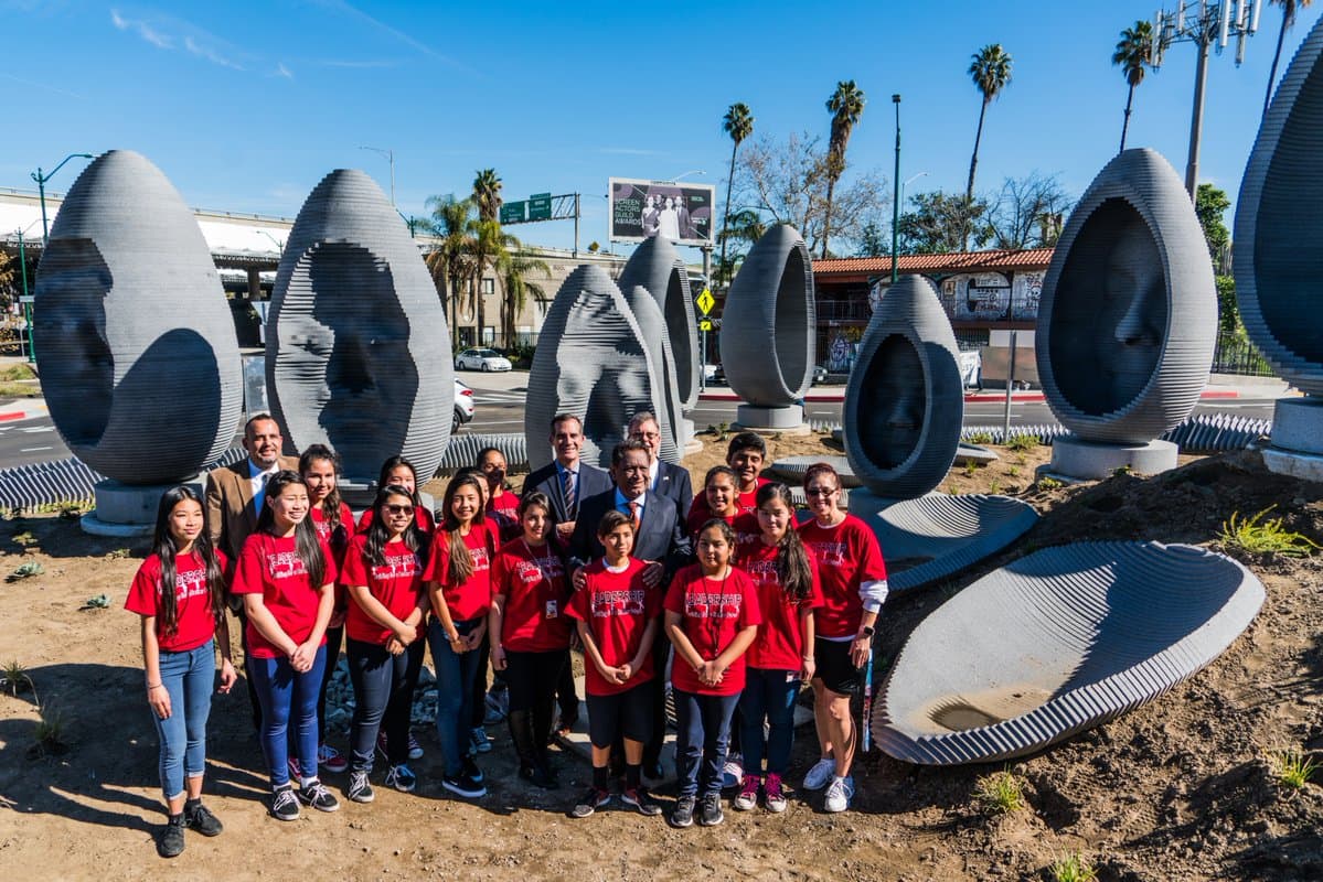 En el extremo sur del puente hay una glorieta con nueve esculturas de piedra en forma de huevo.