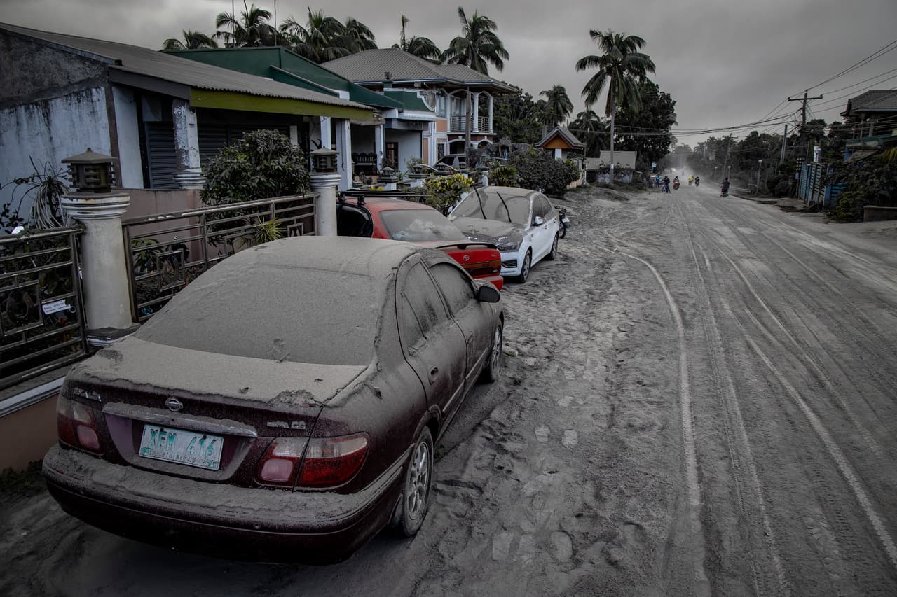Autos y calles cubiertas de ceniza en Lemery, Batangas. Las autoridades están persuadiendo a los residentes de que no regresen hasta que la actividad del volcán cese completamente.