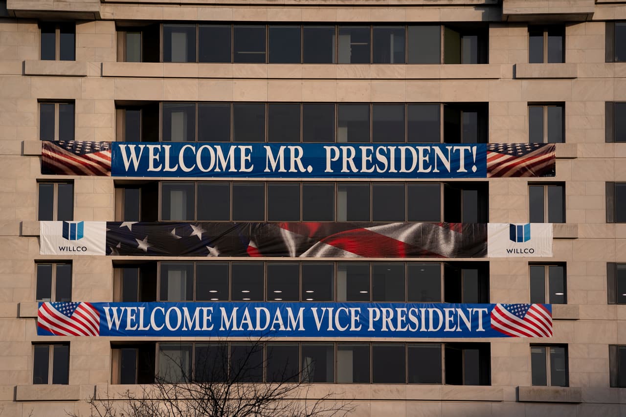“Bienvenido señor presidente” y “bienvenida señora vicepresidenta”, se lee en un cartel en la fachada de un edificio frente a la ‘Plaza de la Libertad’.