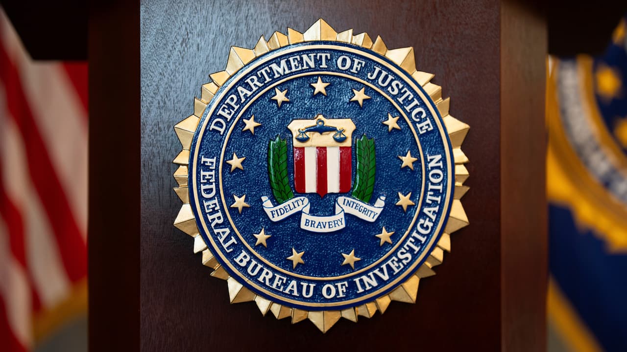 Miles de agentes del FBI respaldan demanda de empleados despedidos tras investigar a Trump en elecciones de 2020