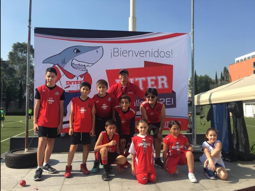 Max (el niño con anteojos) es hijo de Manola Diez, y al decir de la actriz, también sufrió las amenazas por parte de Aracely Arámbula, después de que los equipos de basquetbol donde sus hijos juegan, se enfrentaron el pasado 7 de junio.
