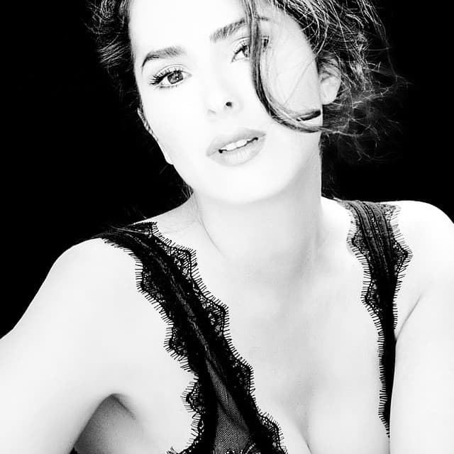 Su mirada hipnotiza y sus labios recuerdan el color del amor.