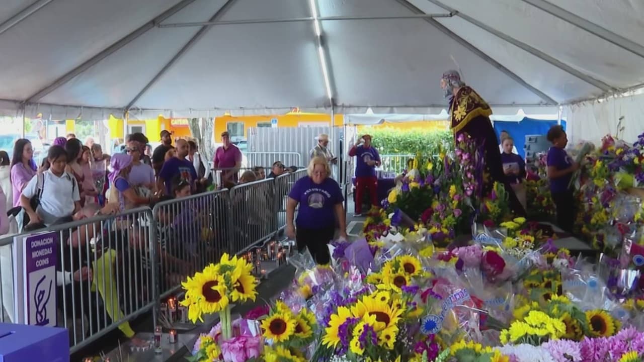 Fieles acuden al Rincón de San Lázaro, en Hialeah, para celebrar su día con misa y procesión