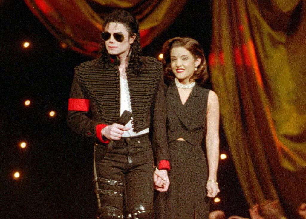 Michael Jackson y Lisa Marie Presley agradecen los aplausos de la audiencia después de subir al escenario para abrir la 11a. entrega anual de los MTV Video Music Awards en el Radio City Music Hall de Nueva York, el 8 de septiembre de 1994.