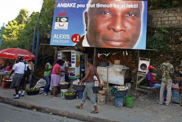 La larga cola de espera se extiende frente a la plaza Saint-Pierre, donde miles de haitianos viven bajo toldos desde el sismo del 12 de enero. Los afiches de colores de los candidatos pegados sobre las puertas de los baños dan cuenta de la proximidad de las elecciones.