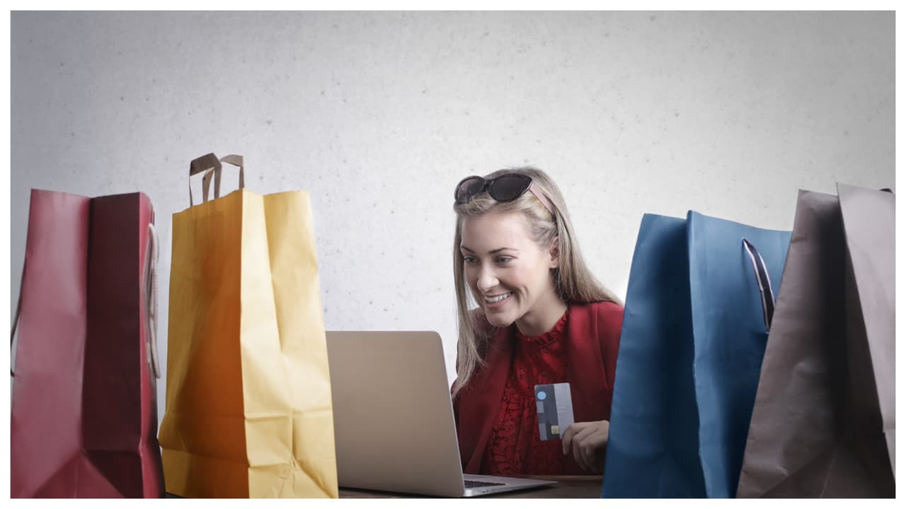 <b>Vende tu ropa usada</b>
<br>Una buena idea ganar dinero extra antes de las fiestas navideñas y a la vez obtener un retorno de st inversión es vender la ropa que no estás usando. Sitios como eBay, Tradesy, Poshmark y ThredUp, son tu mejor herramienta. Solo necesitas sacar buenas fotos para promocionarlas bien. Si prefieres hacerlo en persona, dirígete a la tienda más cercana de Buffalo Exchange.