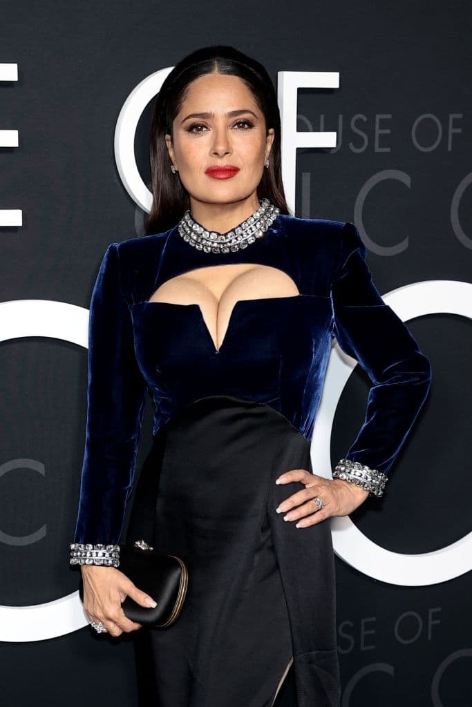 Como era de esperarse para la presentación de 
<a href="https://www.univision.com/famosos/salma-hayek-y-lady-gaga-grabaron-una-escena-sexual">'House Of Gucci'</a>, su última cinta, Hayek deslumbró con varios looks.