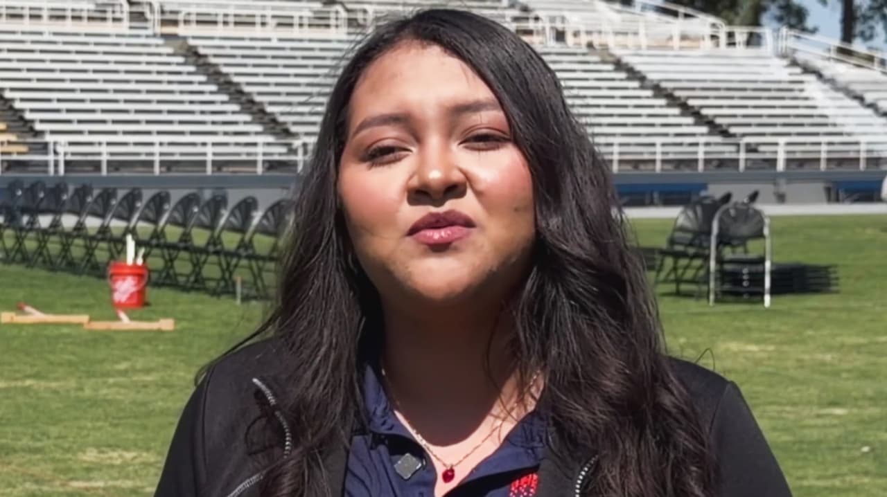 Merced College gradúa a clase récord con 1,300 alumnos y destaca la historia de María Peña, de Michoacán