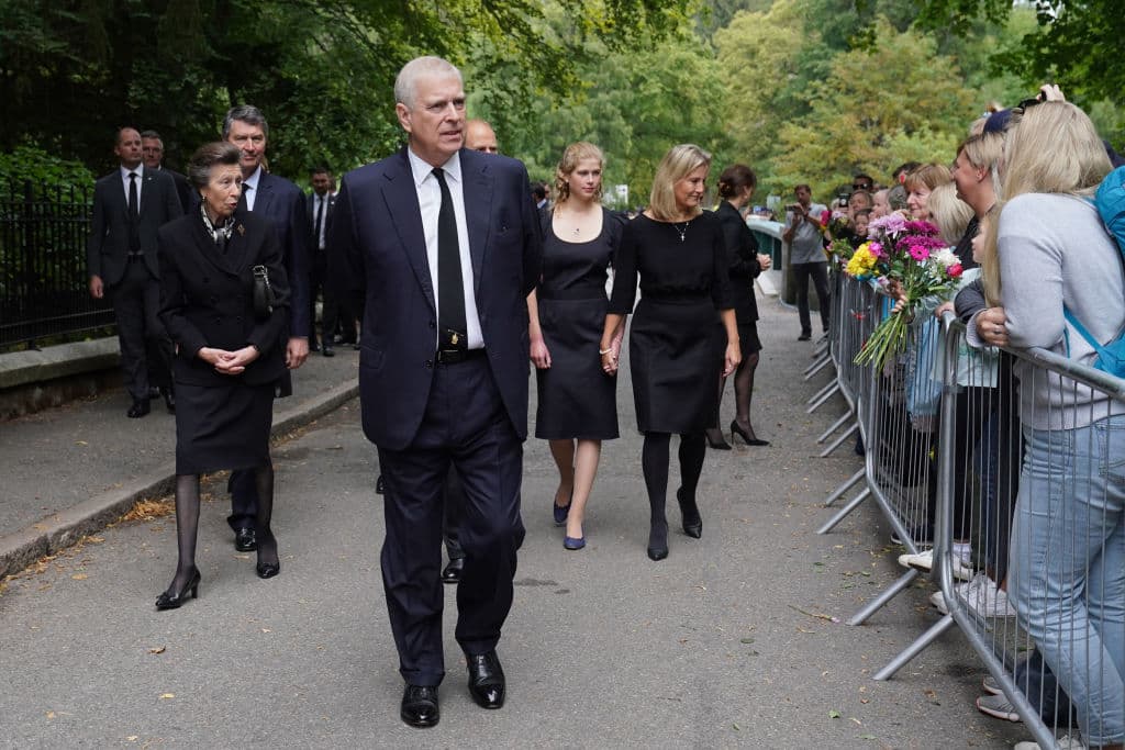 La princesa Ana y el príncipe Andres, al frente de un grupo de la Familia Real, saludan miembros del público a las afueras del castillo de Balmoral en Ballater, el 10 de septiembre de 2022, dos días después de que la reina Isabel II muriera a la edad de 96 años.