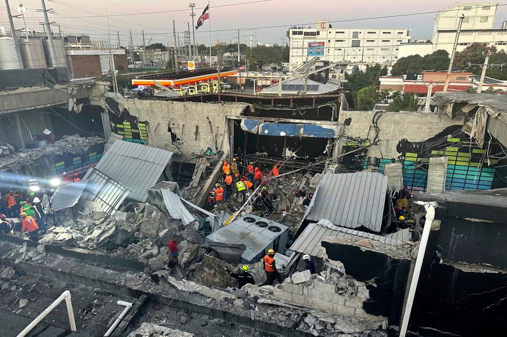 Equipos de rescate en Santo Domingo, capital de la República Dominicana, comenzaron a tempranas horas de este martes 8 de abril el operativo en las ruinas del club nocturno Jet Set, donde colapsó el techo, poco antes de 1:00 de la madrugada, dejando hasta el momento 
<b>124 personas muertas y más de 160 heridas</b>.