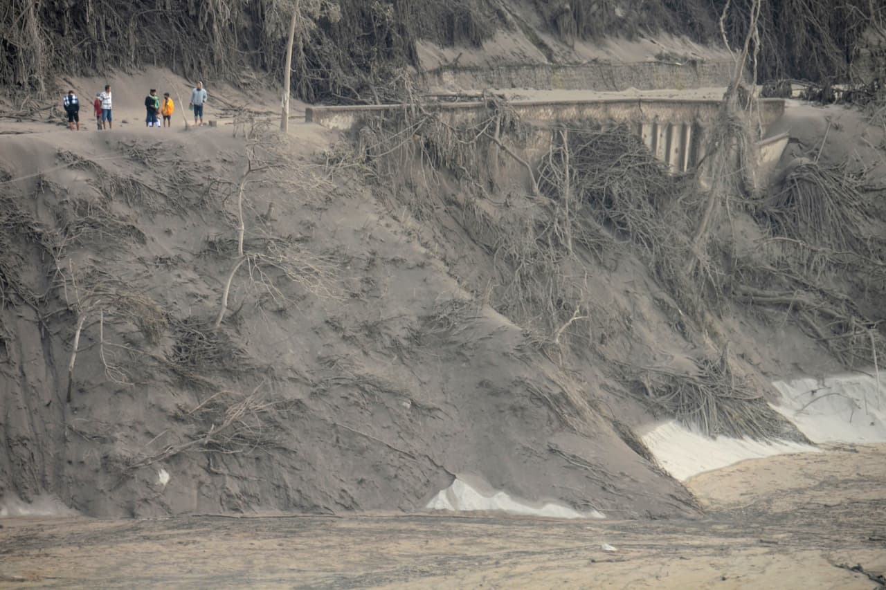 El volcán Semeru arrojó gruesas columnas de ceniza a más de 12,000 metros (40,000 pies) hacia el cielo en una erupción repentina ocurrida el sábado. En la imagen, un puente destruido por la lava.