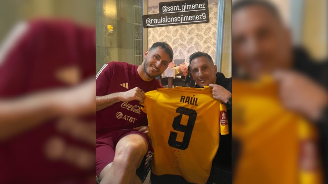 Raúl Jiménez regala playera de Wolverhampton a Santigo Giménez y Christian Giménez 